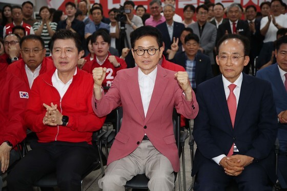 주먹 쥔 이철우 경북도지사 후보