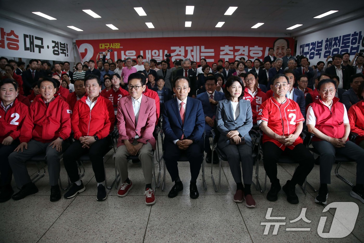 (대구=뉴스1) 신웅수 기자 = 이철우 국민의힘 경북도지사 후보와 추경호 국민의힘 대구시장 후보, 이진숙 대구 달성군 국회의원 후보가 3일 대구 수성구 국민의힘 대구광역시당에서 방 …