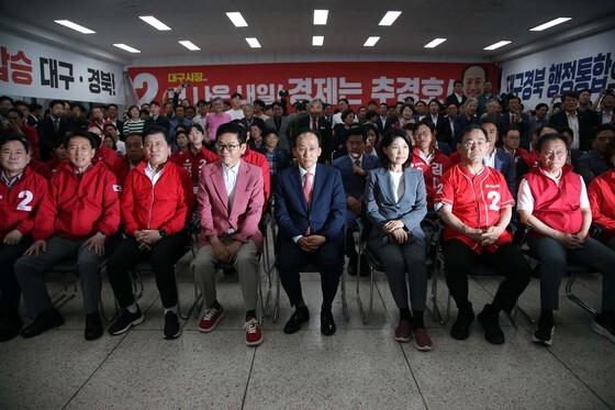 국민의힘 대구·경북 후보들, 출구조사 시청