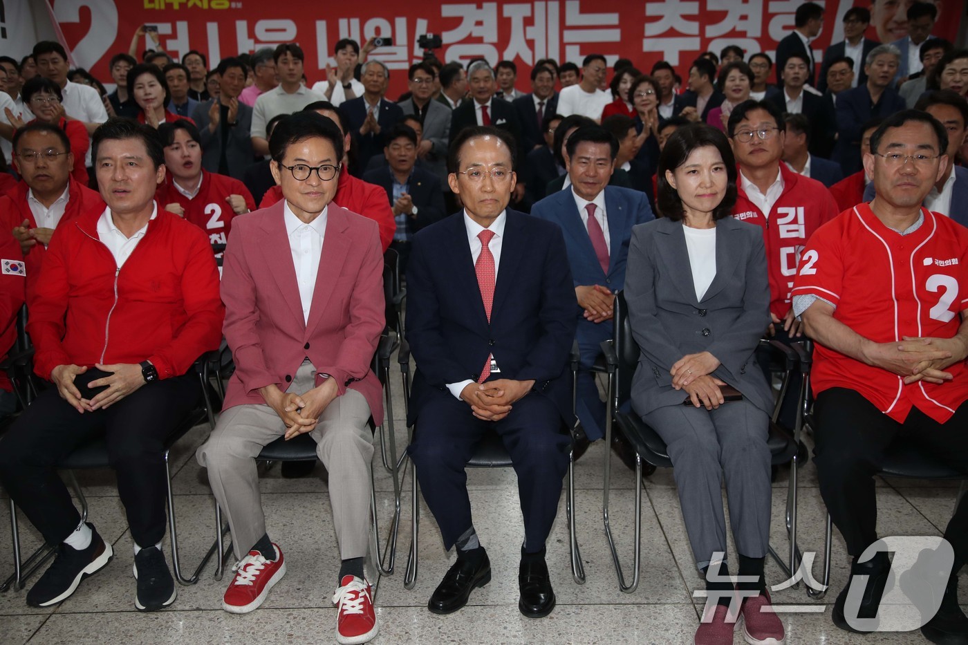 (대구=뉴스1) 신웅수 기자 = 이철우 국민의힘 경북도지사 후보와 추경호 국민의힘 대구시장 후보, 이진숙 대구 달성군 국회의원 후보가 3일 대구 수성구 국민의힘 대구광역시당에서 방 …