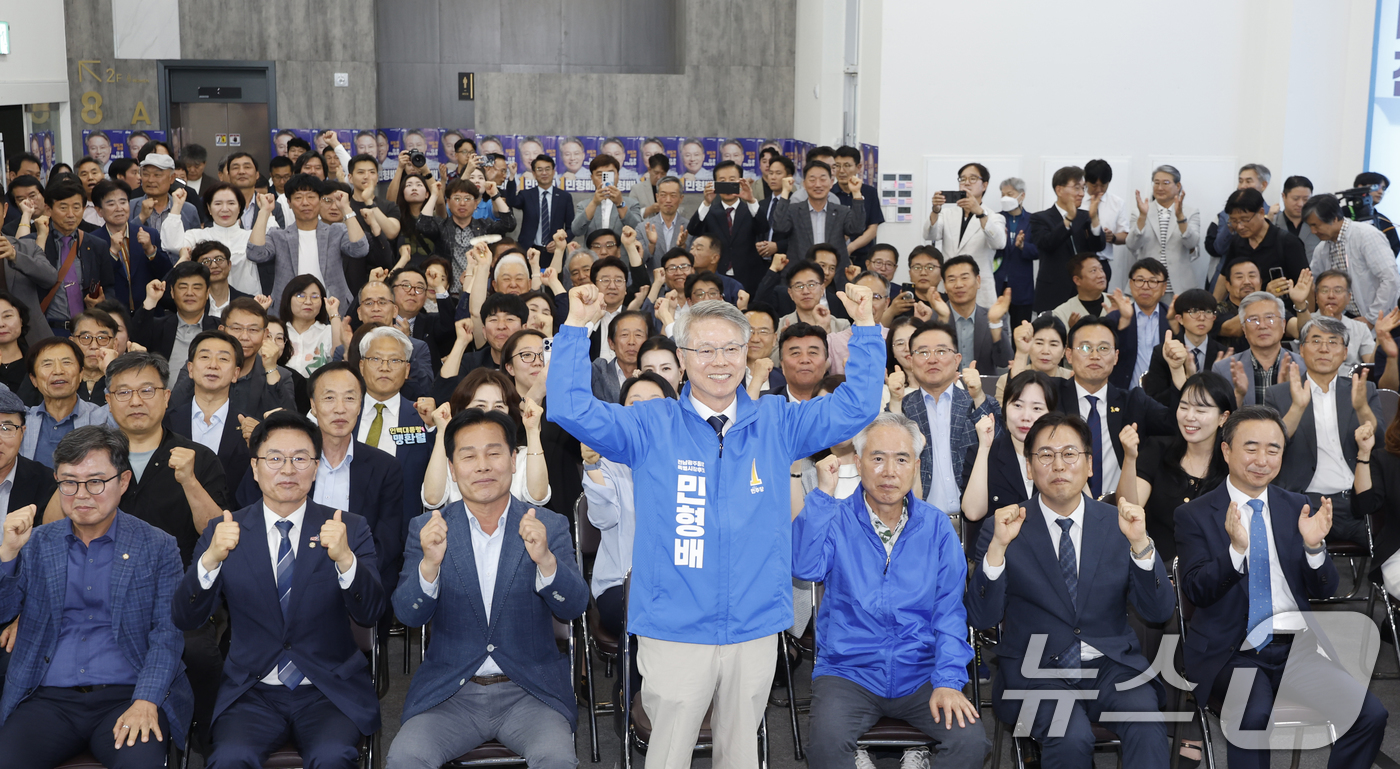 (광주=뉴스1) 김태성 기자 = 민형배 더불어민주당 전남광주통합특별시장 후보가 제9회 전국동시지방선거가 실시된 3일 오후 광주 서구 선거 사무소에서 민 후보와 캠프 관계자들이 출구 …