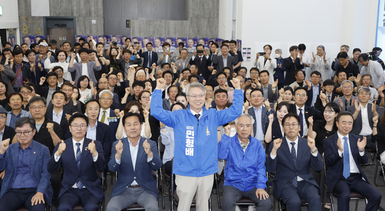 지지자들과 환호하는 민형배 후보