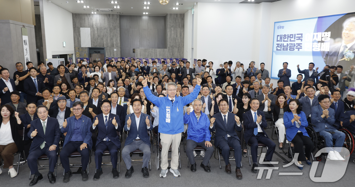 (광주=뉴스1) 김태성 기자 = 민형배 더불어민주당 전남광주통합특별시장 후보가 제9회 전국동시지방선거가 실시된 3일 오후 광주 서구 선거 사무소에서 출구조사 결과를 확인한 후 기뻐 …