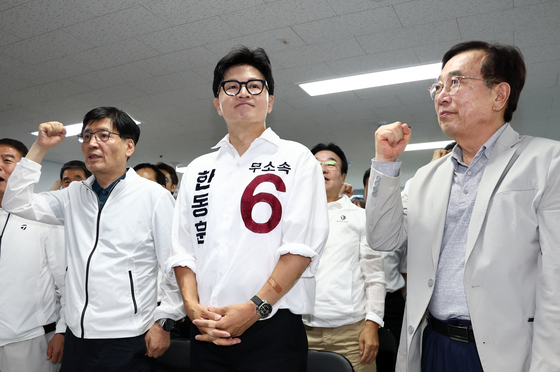 지지자들 한호 받는 한동훈 후보