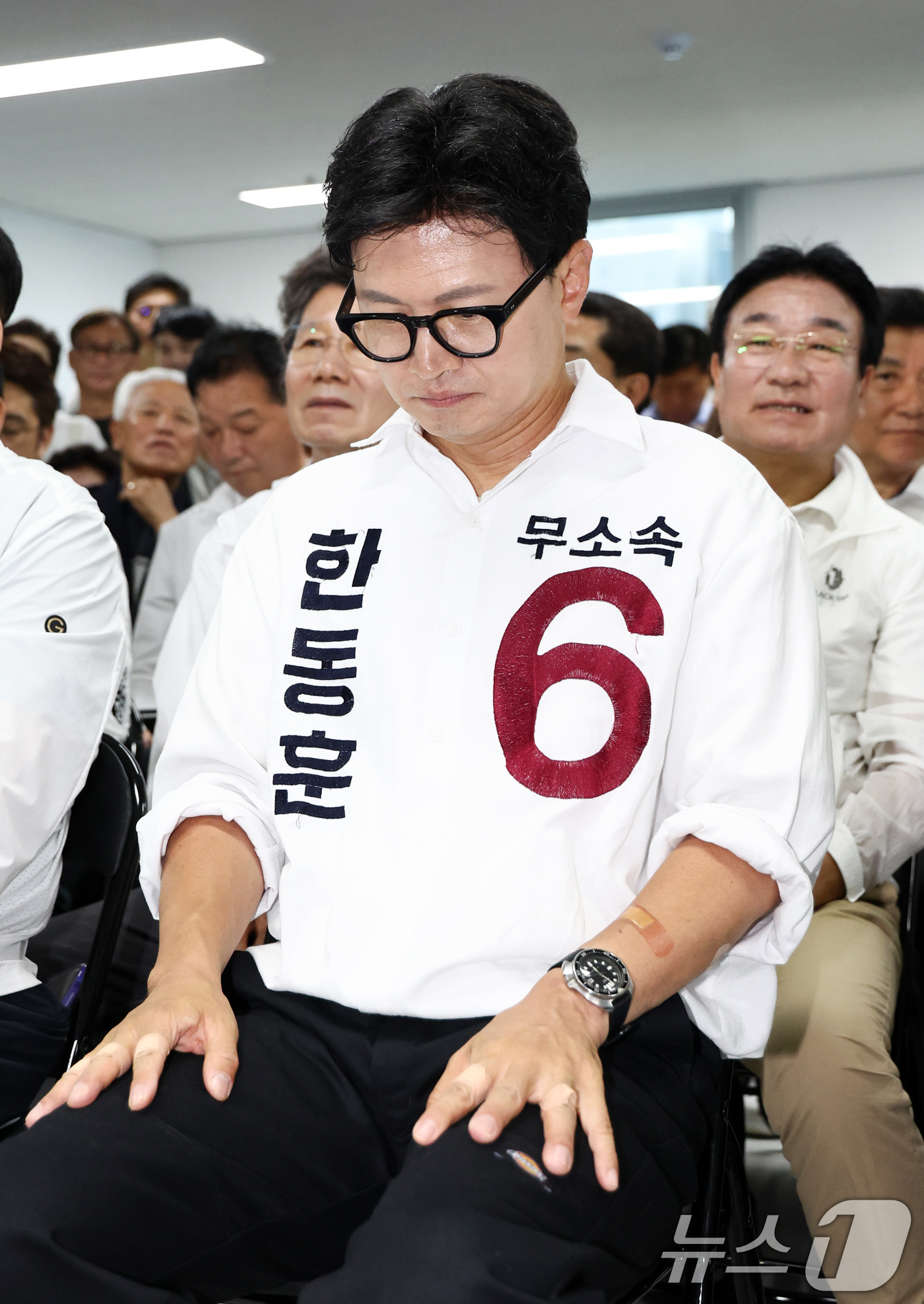 (부산=뉴스1) 최지환 기자 = 한동훈 무소속 부산 북구갑 국회의원 후보가 3일 오후 부산 북구 선거사무소에서 출구조사 결과 발표를 기다리고 있다. 2026.6.3/뉴스1