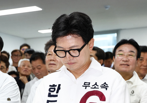 출구조사 결과 기다리는 한동훈 후보