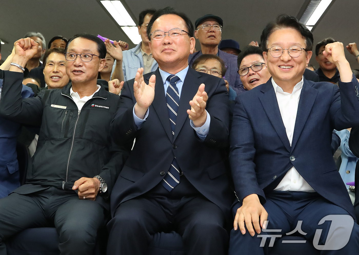 (대구=뉴스1) 공정식 기자 = 김부겸 더불어민주당 대구시장 후보가 3일 오후 대구 달서구 선거캠프에서 6·3 지방선거 출구조사 결과 발표를 지켜보며 지지자들과 환호하고 있다. 2 …