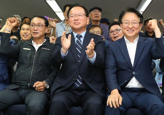 환호하는 김부겸 캠프