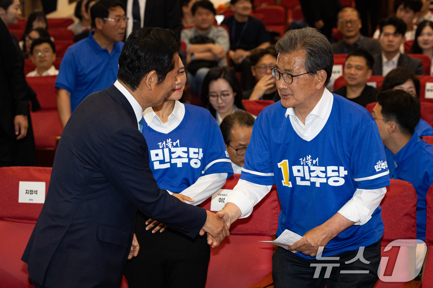 (서울=뉴스1) 유승관 기자 = 정청래 더불어민주당 대표가 3일 서울 여의도 국회 의원회관에 마련된 제9회 전국동시지방선거 및 국회의원 재보궐 선거 개표종합상황실에서 이시종 공동상 …