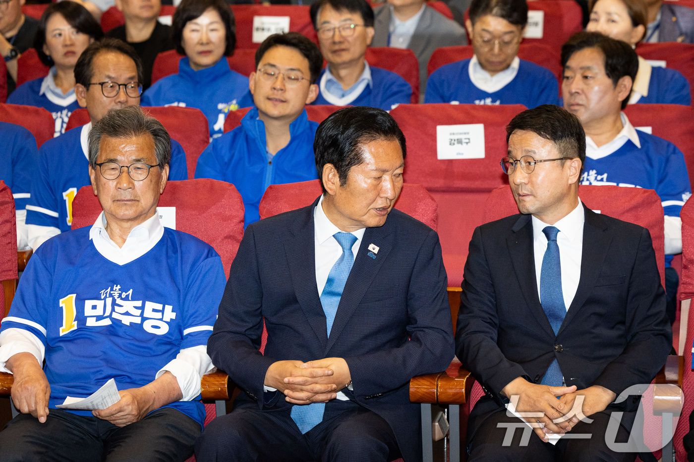 (서울=뉴스1) 유승관 기자 = 정청래 더불어민주당 대표와 한병도 원내대표가 3일 서울 여의도 국회 의원회관에 마련된 제9회 전국동시지방선거 및 국회의원 재보궐 선거 개표종합상황실 …