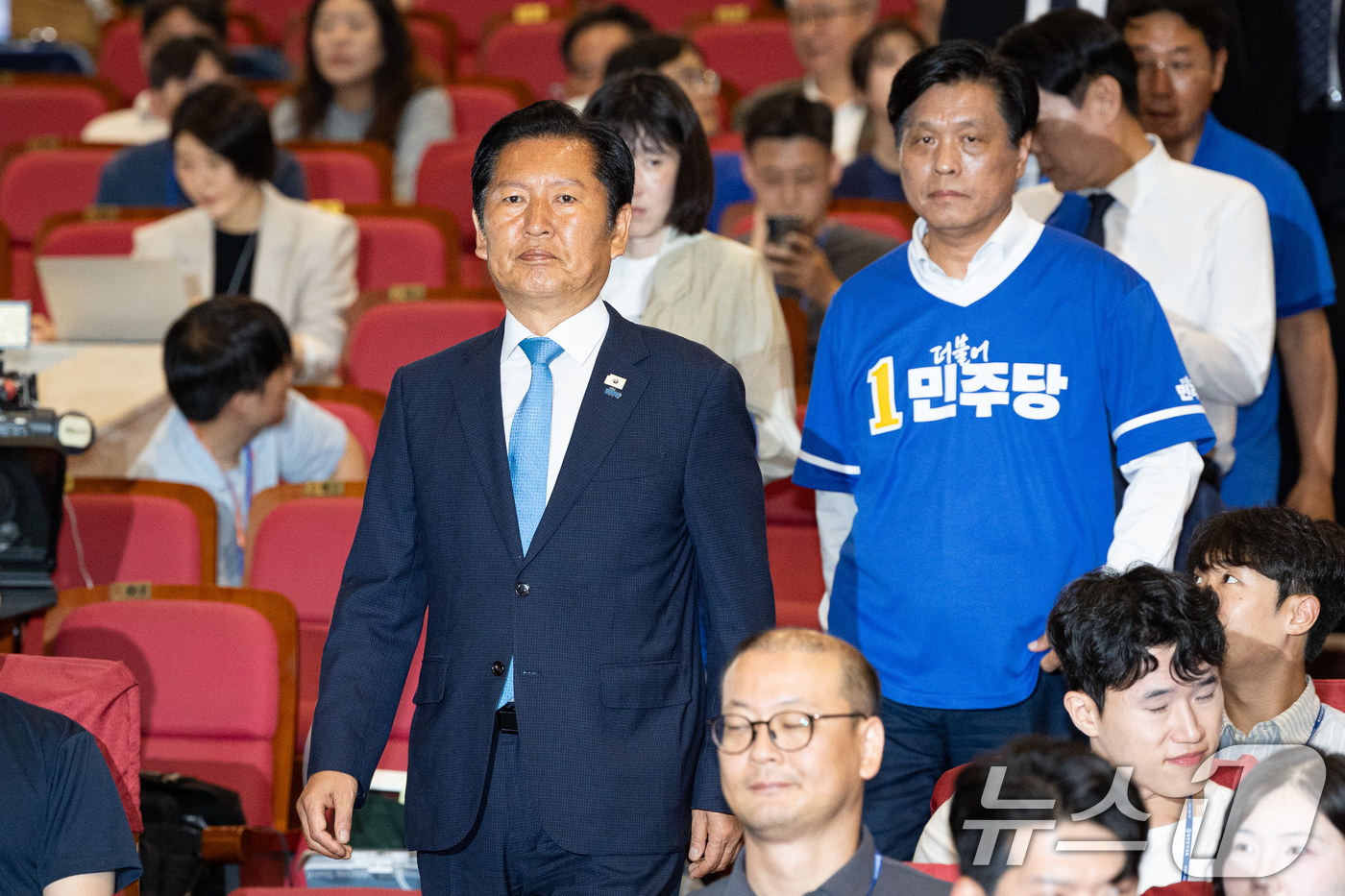 (서울=뉴스1) 유승관 기자 = 정청래 더불어민주당 대표가 3일 서울 여의도 국회 의원회관에 마련된 제9회 전국동시지방선거 및 국회의원 재보궐 선거 개표종합상황실에 들어서고 있다. …