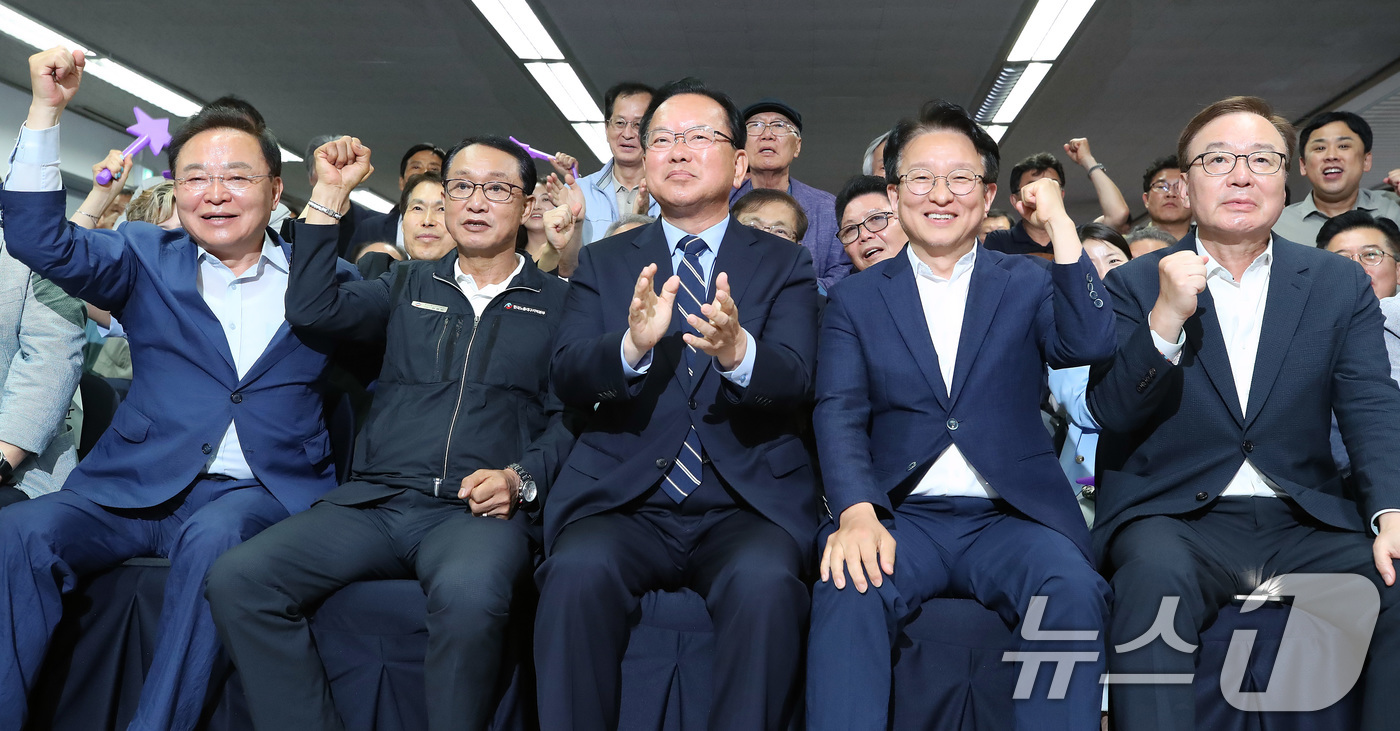 (대구=뉴스1) 공정식 기자 = 김부겸 더불어민주당 대구시장 후보가 3일 오후 대구 달서구 선거캠프에서 6·3 지방선거 출구조사 결과 발표를 지켜보며 지지자들과 환호하고 있다. 2 …