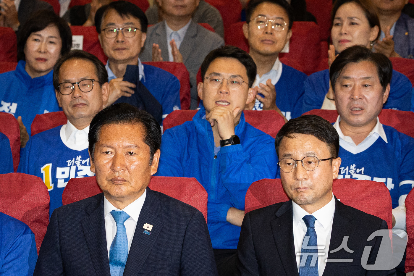 (서울=뉴스1) 유승관 기자 = 정청래 더불어민주당 대표를 비롯한 선대위 지도부가 3일 서울 여의도 국회 의원회관에 마련된 제9회 전국동시지방선거 및 국회의원 재보궐 선거 개표종합 …