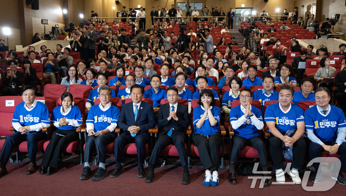 (서울=뉴스1) 유승관 기자 = 정청래 더불어민주당 대표를 비롯한 선대위 지도부가 3일 서울 여의도 국회 의원회관에 마련된 제9회 전국동시지방선거 및 국회의원 재보궐 선거 개표종합 …