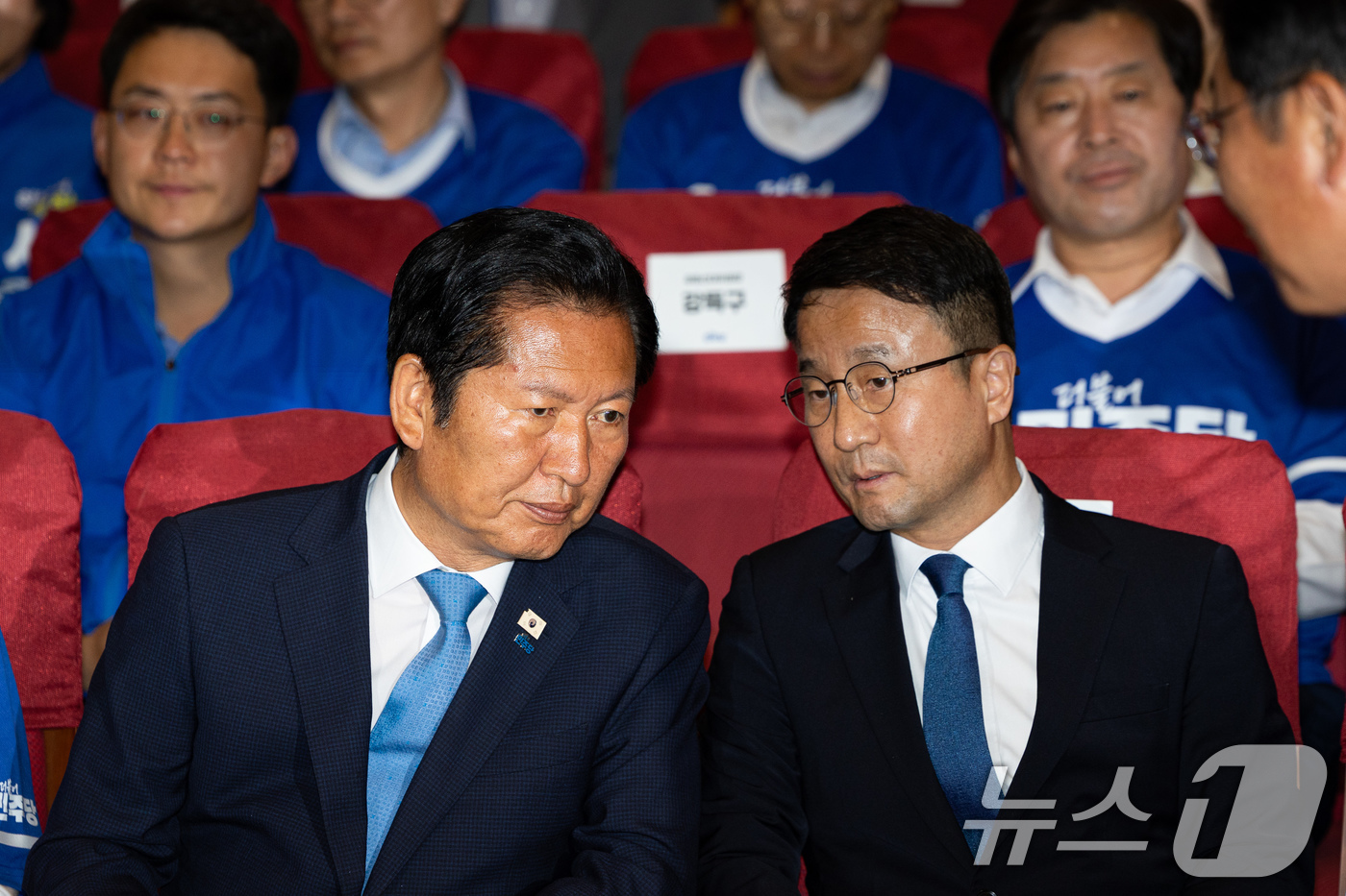 (서울=뉴스1) 유승관 기자 = 정청래 더불어민주당 대표와 한병도 원내대표가 3일 서울 여의도 국회 의원회관에 마련된 제9회 전국동시지방선거 및 국회의원 재보궐 선거 개표종합상황실 …