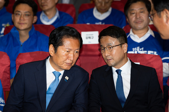 출구조사 결과 기다리며 대화하는 정청래 대표와 한병도 원내대표
