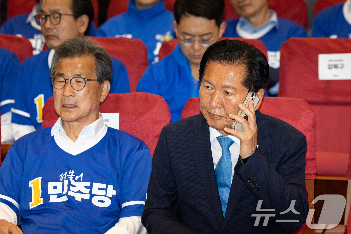 (서울=뉴스1) 유승관 기자 = 정청래 더불어민주당 대표가 3일 서울 여의도 국회 의원회관에 마련된 제9회 전국동시지방선거 및 국회의원 재보궐 선거 개표종합상황실에서 출구조사 결과 …