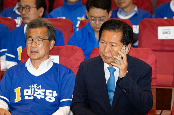 출구조사 기다리며 통화하는 정청래 대표