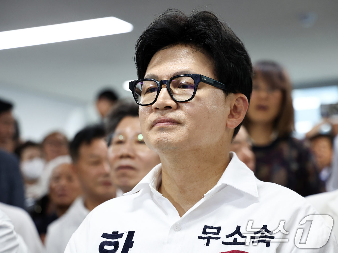 (부산=뉴스1) 최지환 기자 = 한동훈 무소속 부산 북구갑 국회의원 후보가 3일 오후 부산 북구 선거사무소에서 출구조사 결과 발표를 지켜보고 있다. 2026.6.3/뉴스1