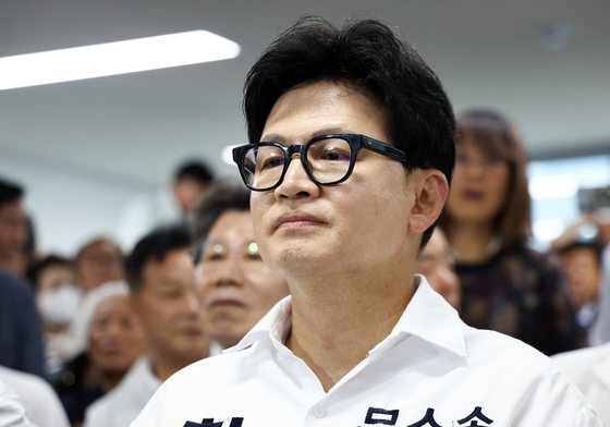 출구조사 결과 지켜보는 한동훈 후보