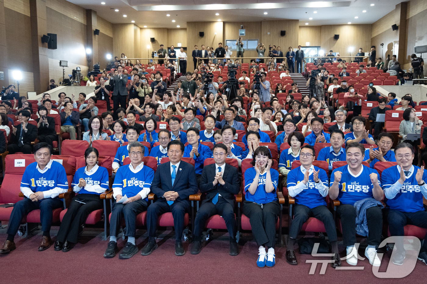 (서울=뉴스1) 유승관 기자 = 정청래 더불어민주당 대표를 비롯한 선대위 지도부가 3일 서울 여의도 국회 의원회관에 마련된 제9회 전국동시지방선거 및 국회의원 재보궐 선거 개표종합 …