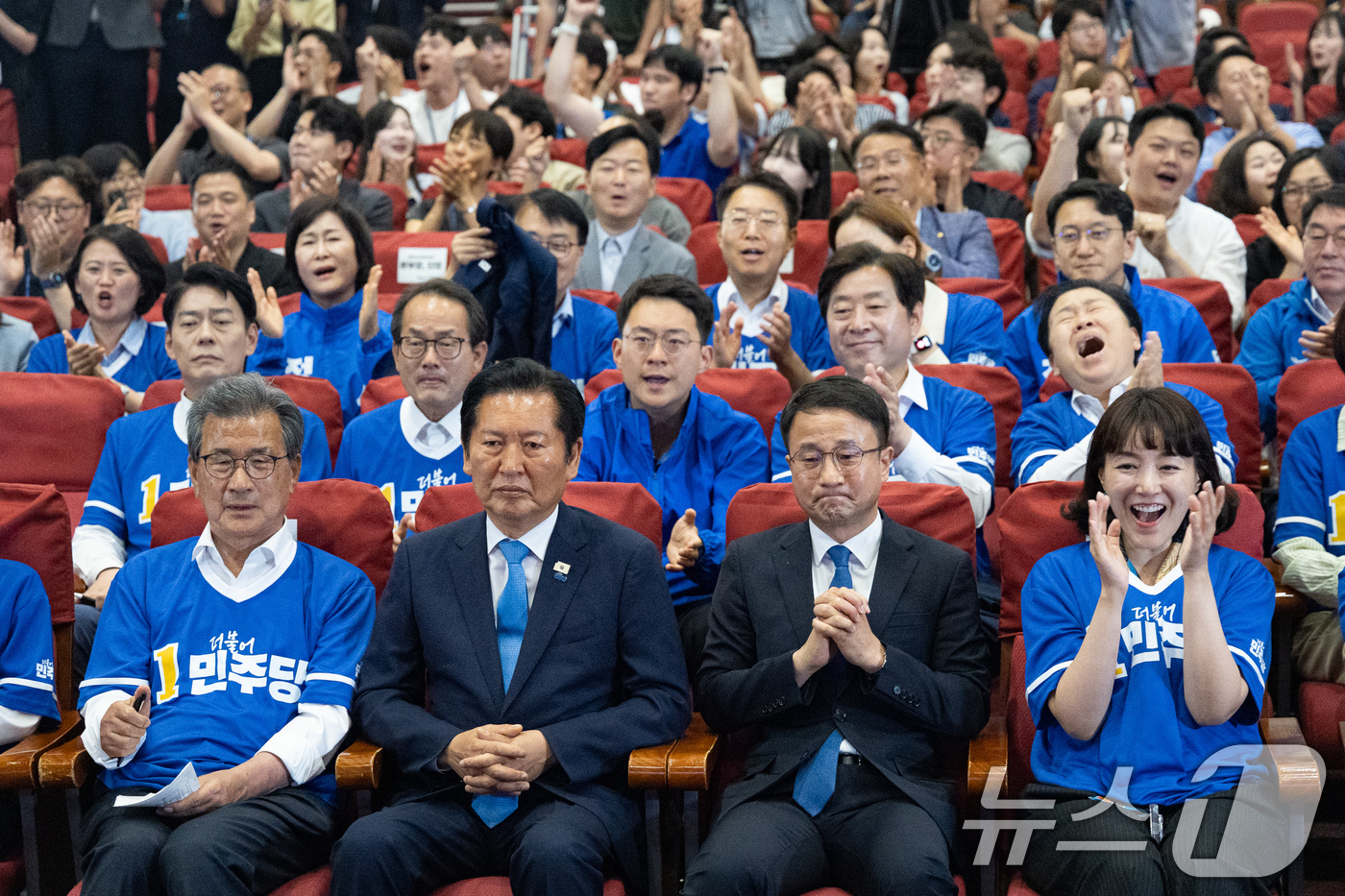 (서울=뉴스1) 유승관 기자 = 정청래 더불어민주당 대표를 비롯한 선대위 지도부가 3일 서울 여의도 국회 의원회관에 마련된 제9회 전국동시지방선거 및 국회의원 재보궐 선거 개표종합 …