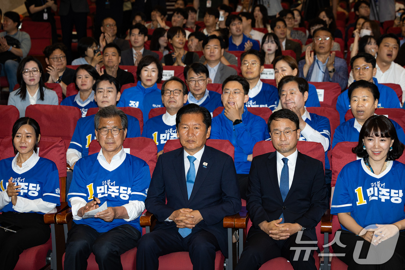 (서울=뉴스1) 유승관 기자 = 정청래 더불어민주당 대표를 비롯한 선대위 지도부가 3일 서울 여의도 국회 의원회관에 마련된 제9회 전국동시지방선거 및 국회의원 재보궐 선거 개표종합 …