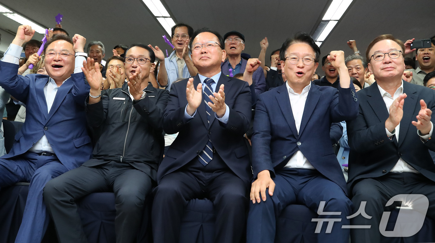 (대구=뉴스1) 공정식 기자 = 김부겸 더불어민주당 대구시장 후보가 3일 오후 대구 달서구 선거캠프에서 6·3 지방선거 출구조사 결과 발표를 지켜보며 지지자들과 환호하고 있다. 2 …