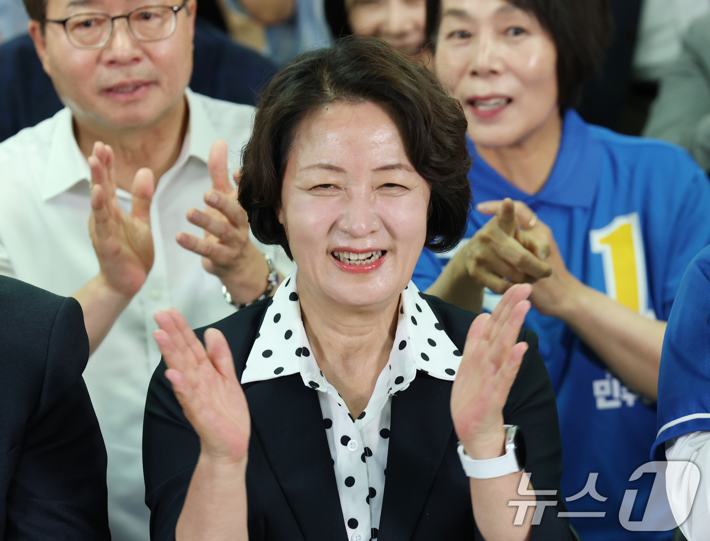 (수원=뉴스1) 김영운 기자 = 추미애 더불어민주당 경기도지사 후보가 3일 오후 경기 수원시 팔달구 마라톤빌딩에 마련된 선거사무소에서 캠프 관계자 및 지지자들과 출구조사 발표를 시 …