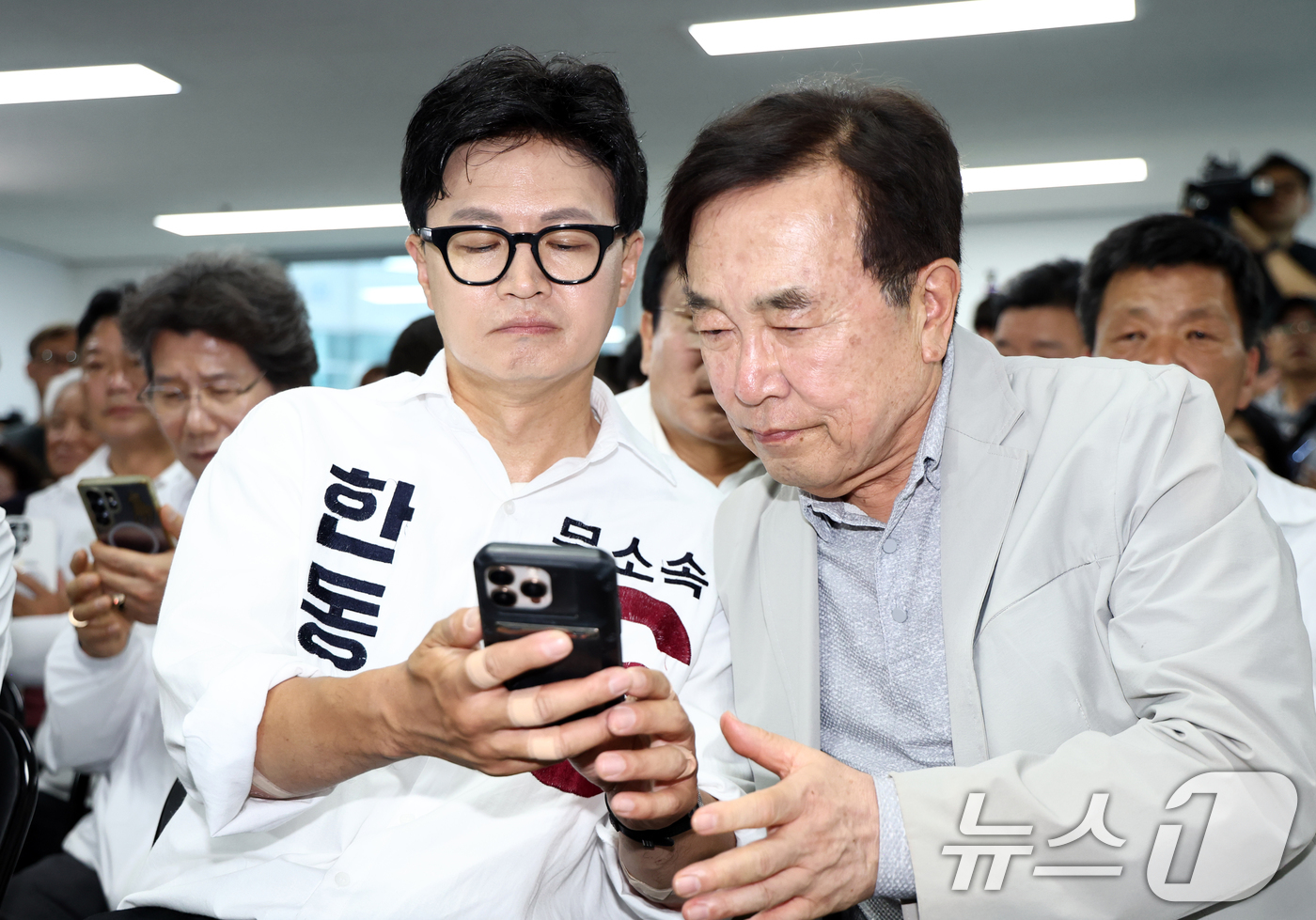 (부산=뉴스1) 최지환 기자 = 한동훈 무소속 부산 북구갑 국회의원 후보가 3일 오후 부산 북구 선거사무소에서 서병수 명예 선대위원장과 출구조사 결과를 확인하고 있다. 2026.6 …