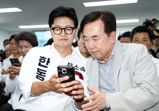 출구조사 결과 확인하는 한동훈 후보
