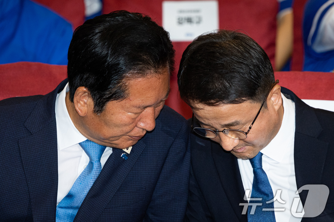 (서울=뉴스1) 유승관 기자 = 정청래 더불어민주당 대표와 한병도 원내대표가 3일 서울 여의도 국회 의원회관에 마련된 제9회 전국동시지방선거 및 국회의원 재보궐 선거 개표종합상황실 …