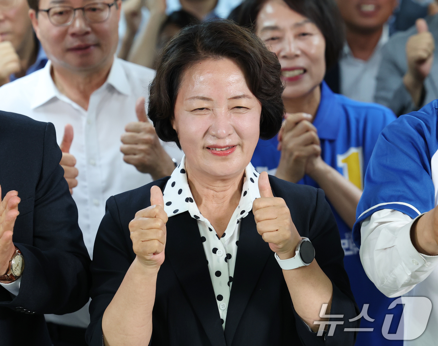 (수원=뉴스1) 김영운 기자 = 추미애 더불어민주당 경기도지사 후보가 3일 오후 경기 수원시 팔달구 마라톤빌딩에 마련된 선거사무소에서 캠프 관계자 및 지지자들과 출구조사 발표를 시 …
