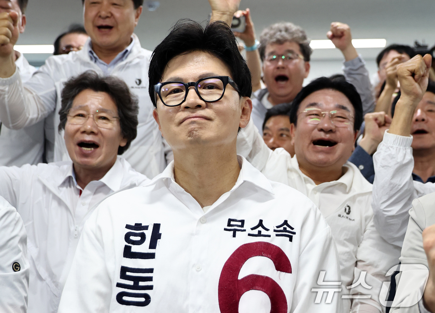 (부산=뉴스1) 최지환 기자 = 한동훈 무소속 부산 북구갑 국회의원 후보가 3일 오후 부산 북구 선거사무소에서 출구조사 결과 발표를 지켜보고 있다. 2026.6.3/뉴스1