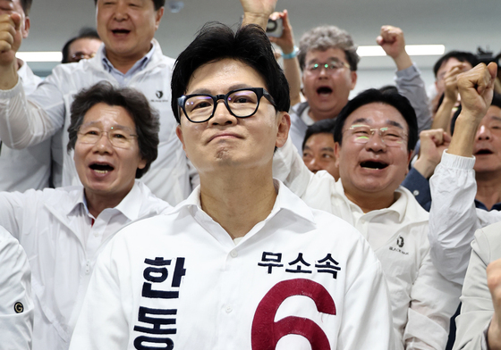 출구조사 결과에 미소 머금은 한동훈 후보