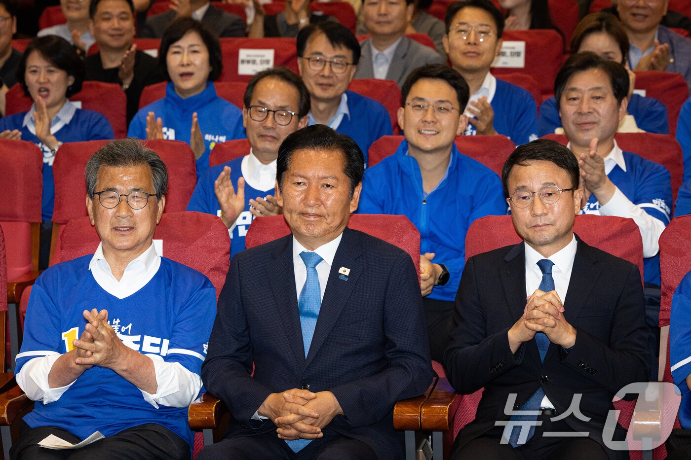 본문 이미지 - 정청래 더불어민주당 대표를 비롯한 선대위 지도부가 3일 서울 여의도 국회 의원회관에 마련된 제9회 전국동시지방선거 및 국회의원 재보궐 선거 개표종합상황실에서 출구조사 결과를 지켜보고 있다. 2026.6.3 ⓒ 뉴스1 유승관 기자