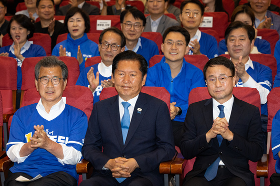 차분하게 출구조사 결과 지켜보는 정청래 대표