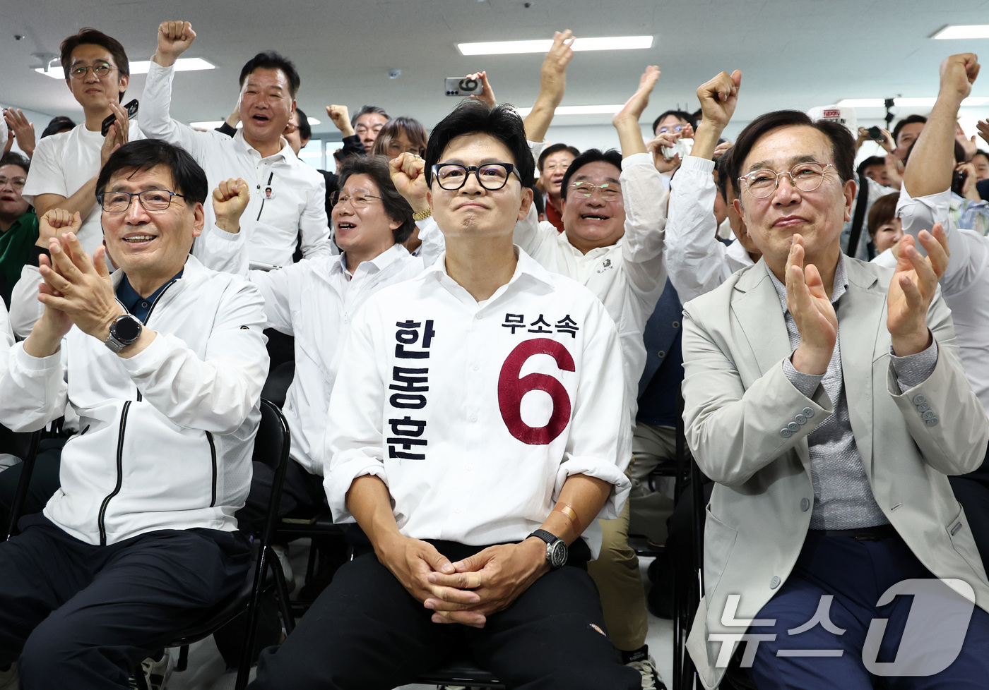 (부산=뉴스1) 최지환 기자 = 한동훈 무소속 부산 북구갑 국회의원 후보가 3일 오후 부산 북구 선거사무소에서 출구조사 결과 발표를 지켜보고 있다. 2026.6.3/뉴스1