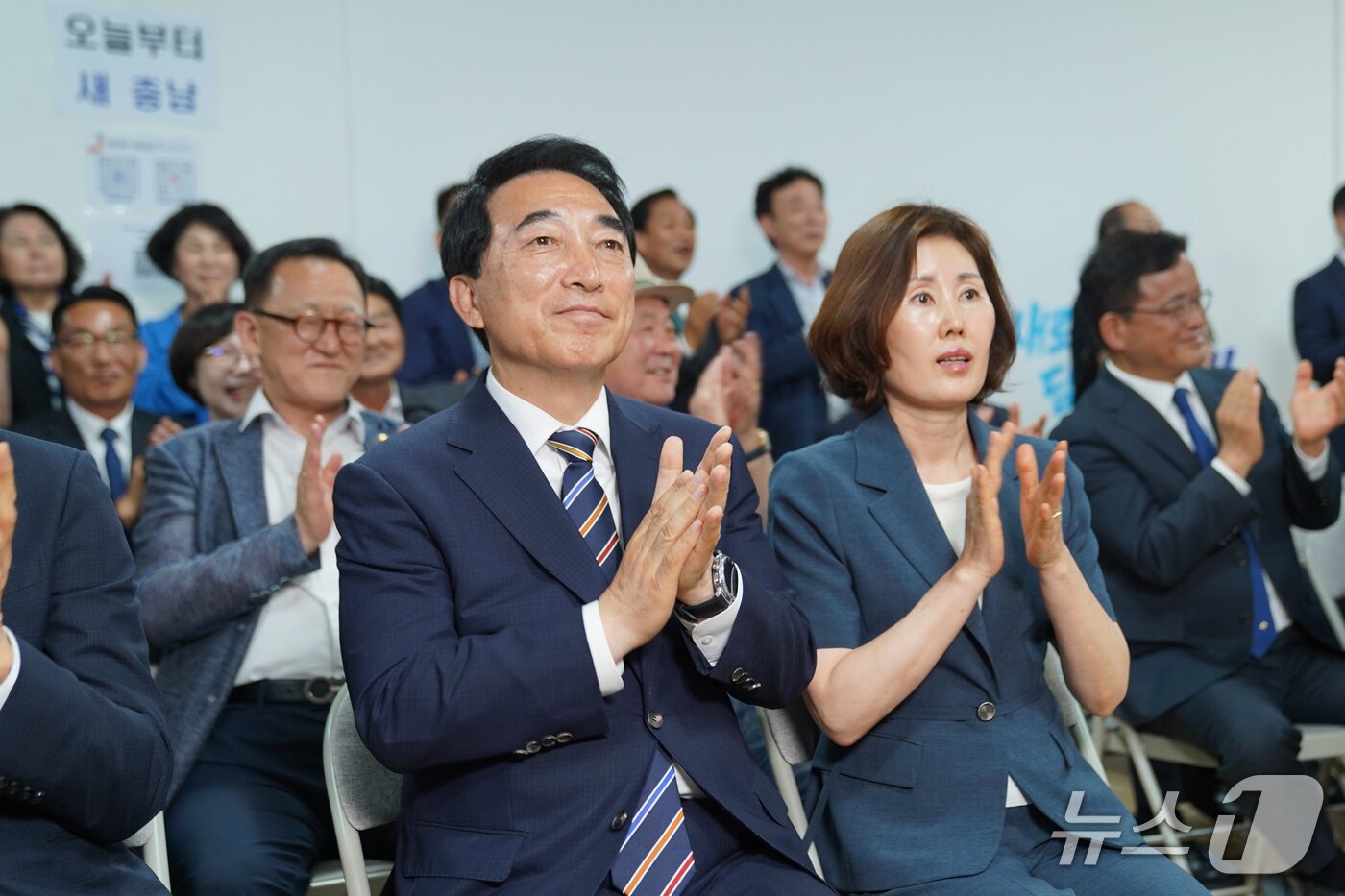 본문 이미지 - 박수현 충남지사 후보가 방송사 출구조사 화면을 바라보고 있다.(캠프 제공. 재판매 및 DB금지)/뉴스1