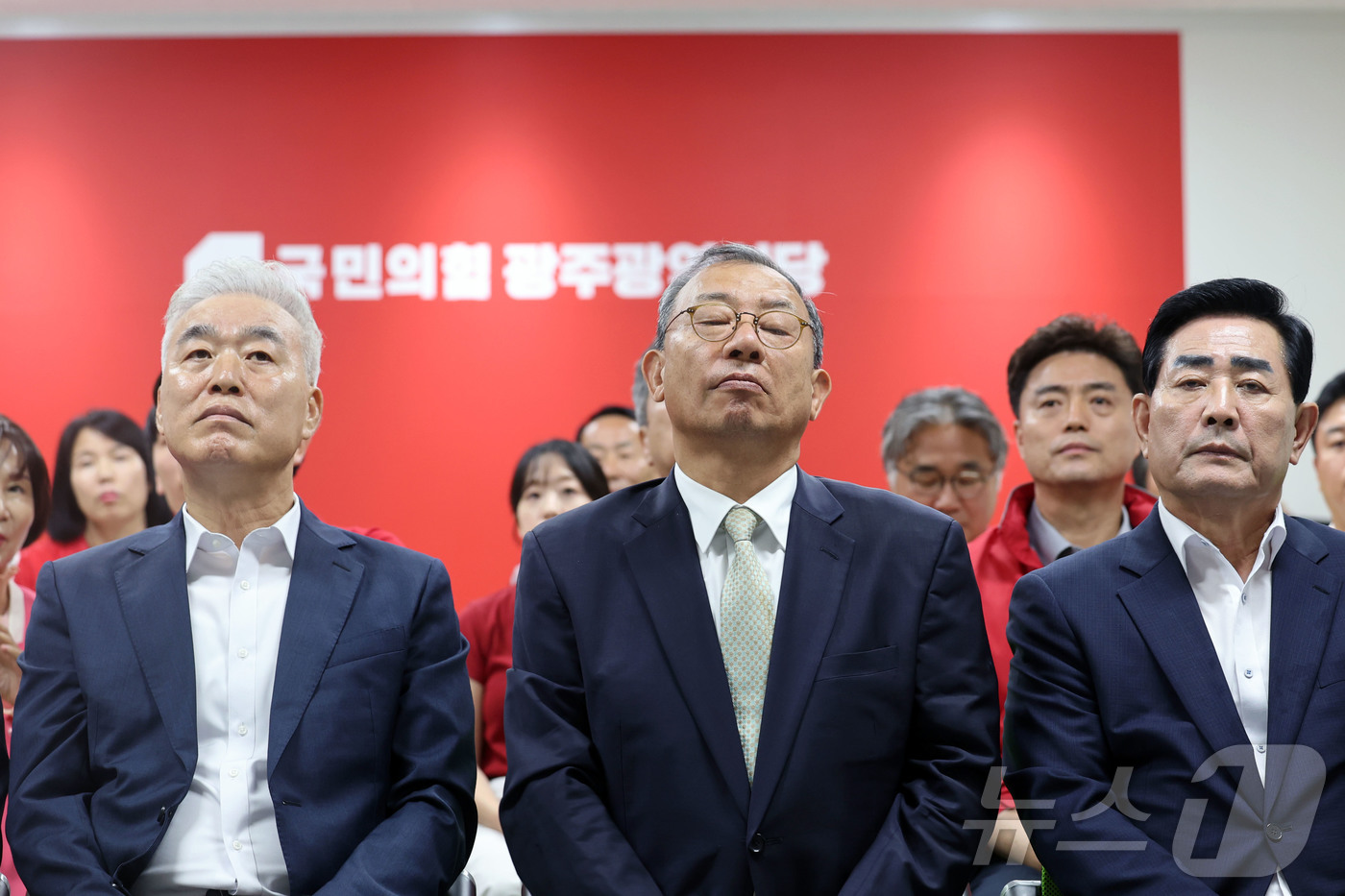 (광주=뉴스1) 조수민 수습기자 = 제9회 전국동시지방선거가 실시된 3일 오후 광주 서구 치평동 국민의힘 광주시당 당사에서 이정현 후보가 출구조사 결과를 확인하고 있다. 2026. …