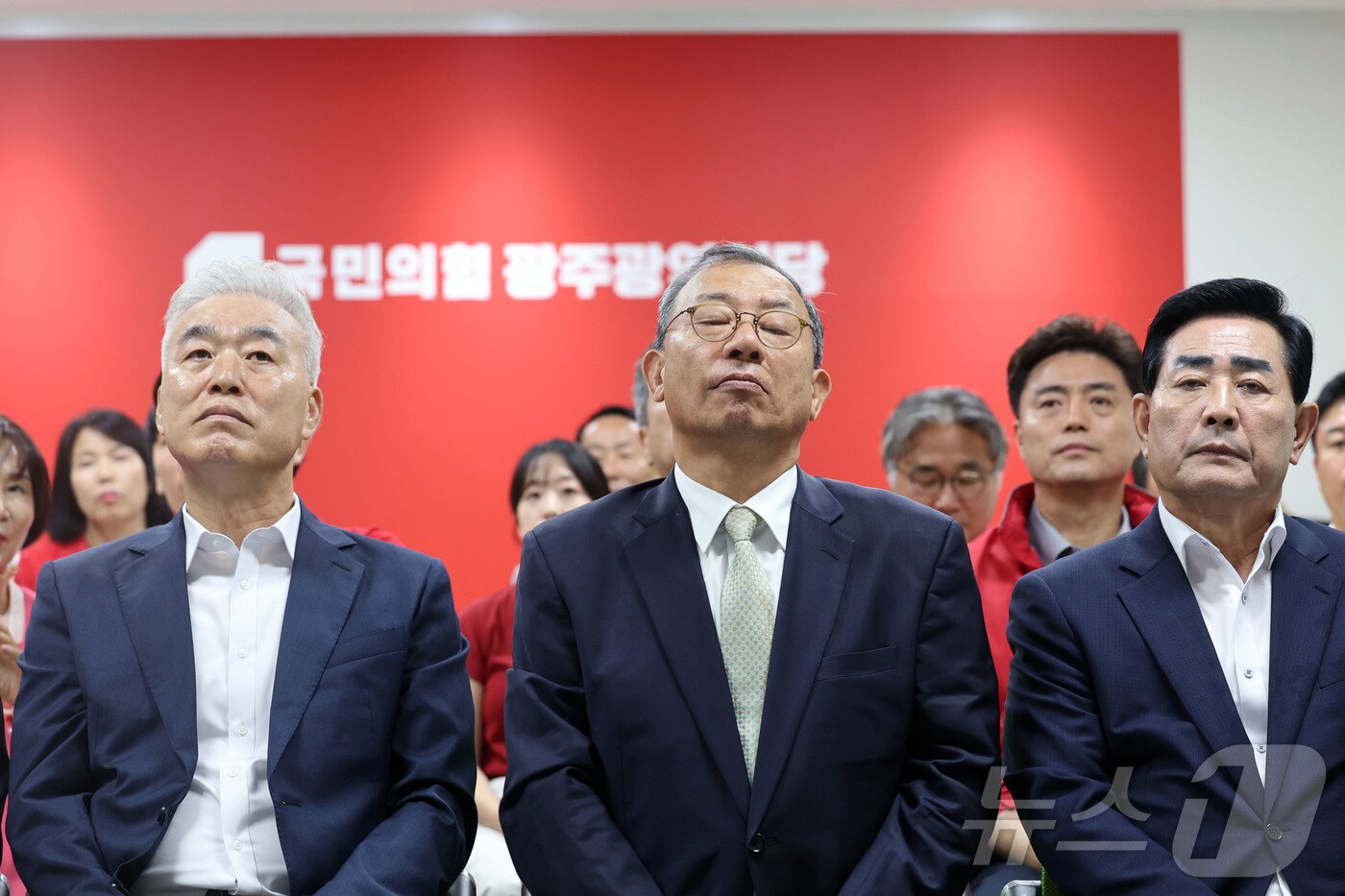 본문 이미지 - 제9회 전국동시지방선거가 실시된 3일 오후 광주 서구 치평동 국민의힘 광주시당 당사에서 이정현 후보가 출구조사 결과를 확인하고 있다. 2026.6.3 ⓒ 뉴스1 조수민 수습기자