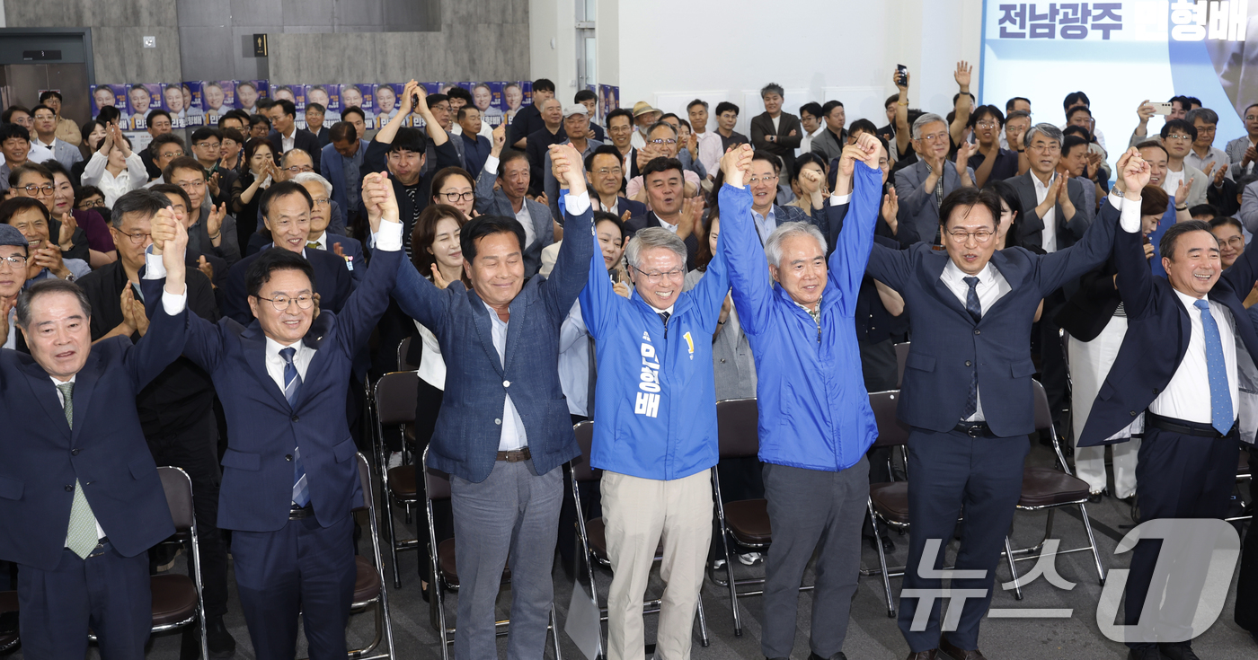 (광주=뉴스1) 김태성 기자 = 민형배 더불어민주당 전남광주통합특별시장 후보가 제9회 전국동시지방선거가 실시된 3일 오후 광주 서구 선거 사무소에서 출구조사 결과를 확인한 후 기뻐 …