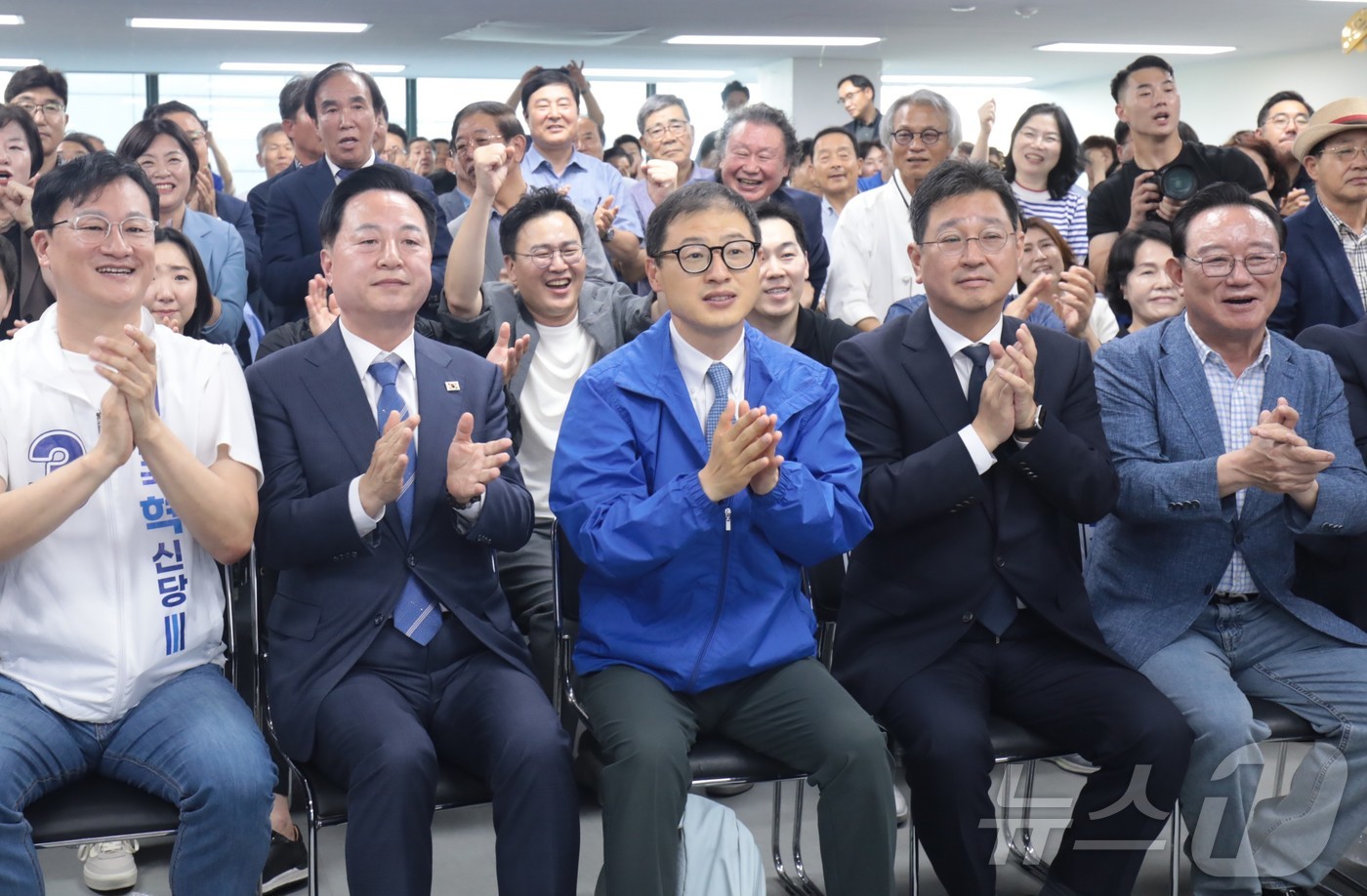 (울산=뉴스1) 김세은 기자 = 김상욱 더불어민주당 울산시장 후보가 3일 울산 남구 선거사무소에서 지지자들과 박수를 치고 있다.2026.6.3/뉴스1