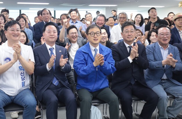 출구조사서 김상욱 52.8%·김두겸 43.2%…울산 여야 '희비교차'