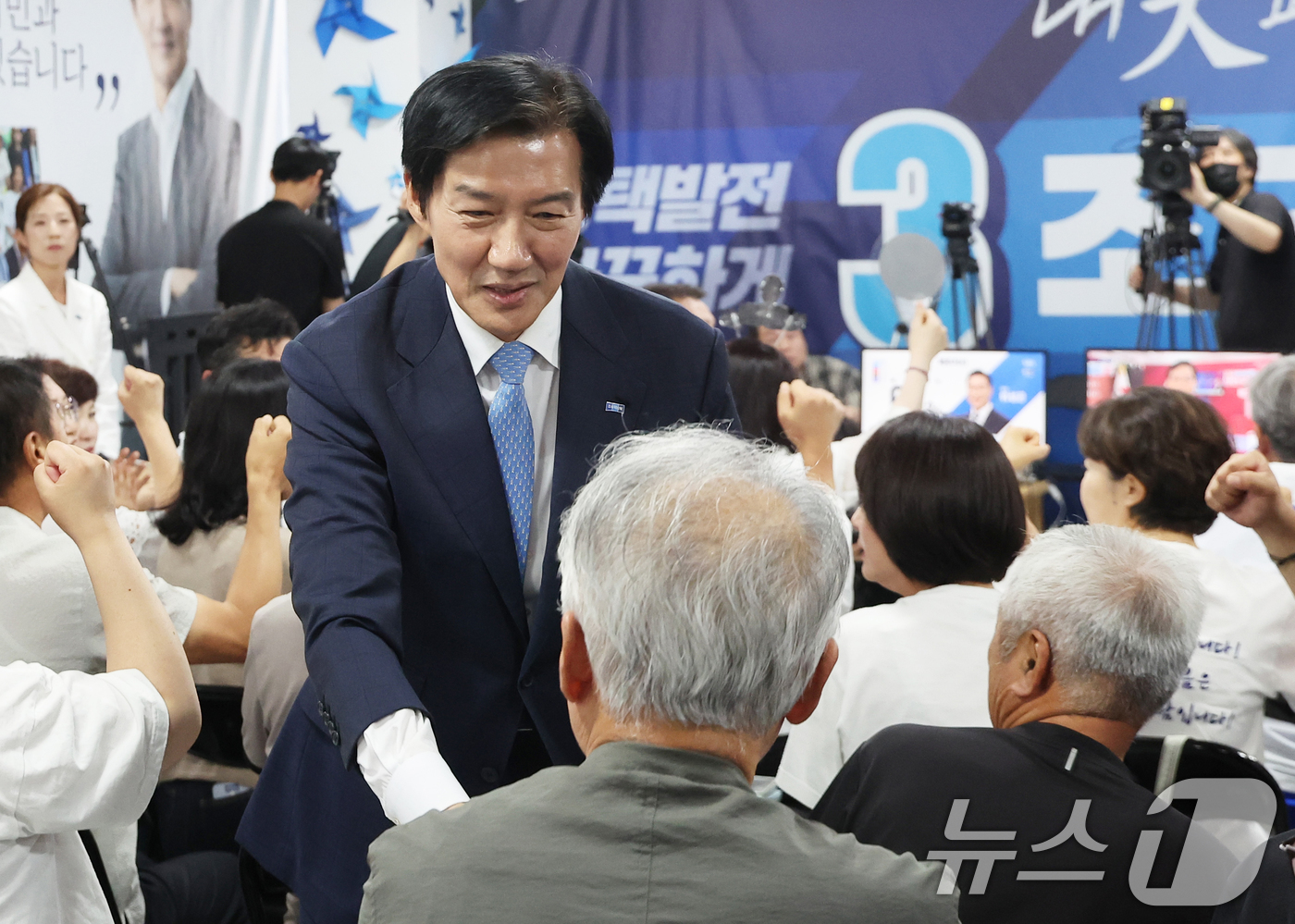 (평택=뉴스1) 김영운 기자 = 조국 조국혁신당 경기 평택시을 국회의원 후보가 3일 오후 경기 평택시 안중읍에 위치한 선거사무소에서 지지자들에게 인사하고 있다. (공동취재) 202 …