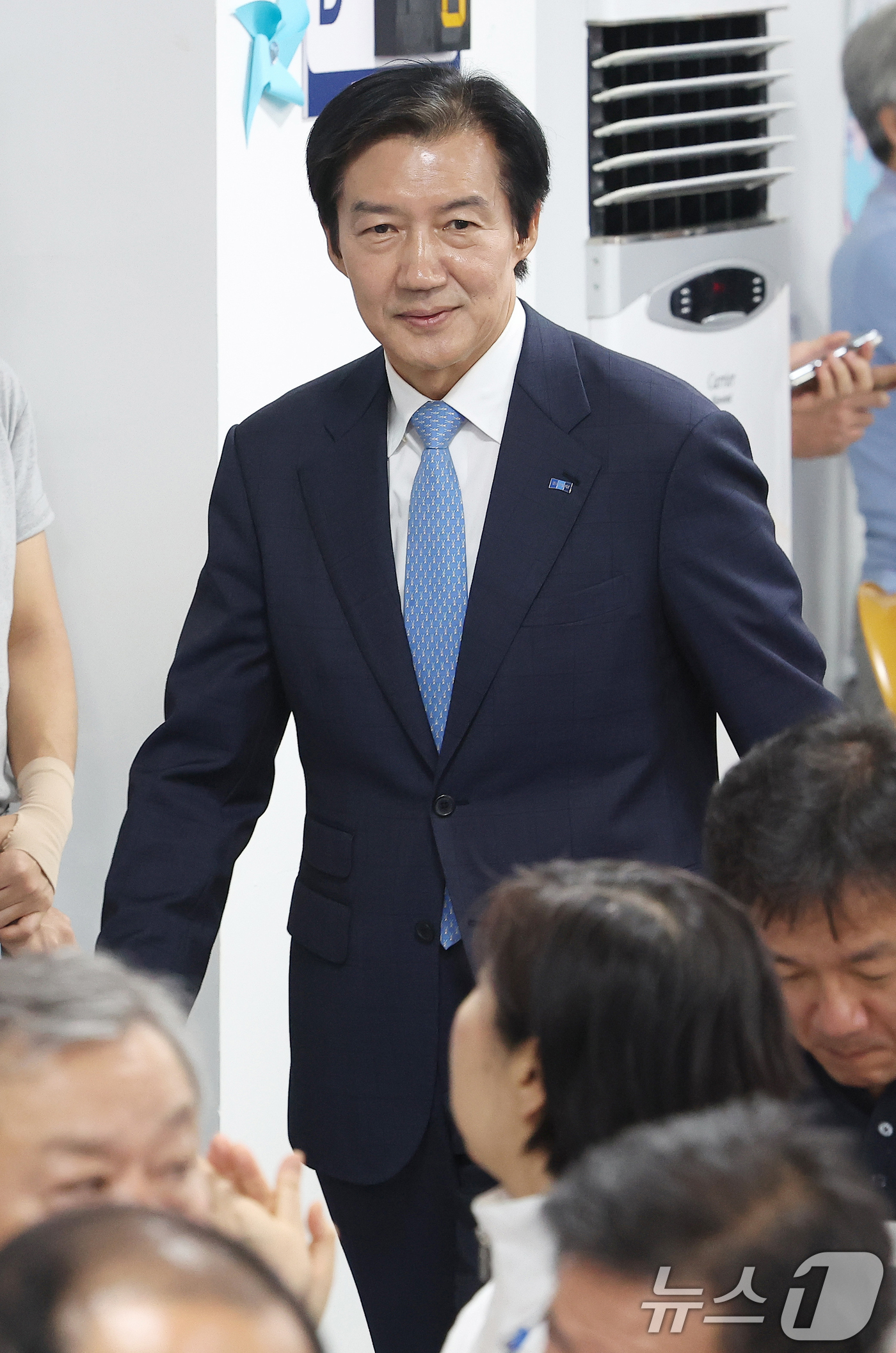 (평택=뉴스1) 김영운 기자 = 조국 조국혁신당 경기 평택시을 국회의원 후보가 3일 오후 경기 평택시 안중읍에 위치한 선거사무소로 들어오고 있다. (공동취재) 2026.6.3/뉴스 …