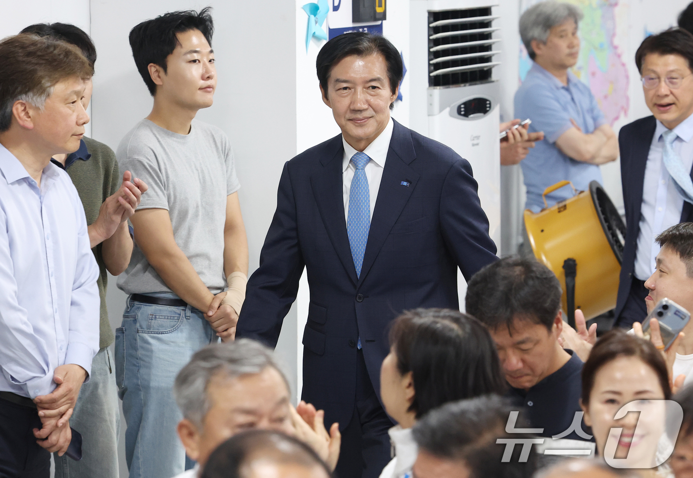 (평택=뉴스1) 김영운 기자 = 조국 조국혁신당 경기 평택시을 국회의원 후보가 3일 오후 경기 평택시 안중읍에 위치한 선거사무소로 들어오고 있다. (공동취재) 2026.6.3/뉴스 …