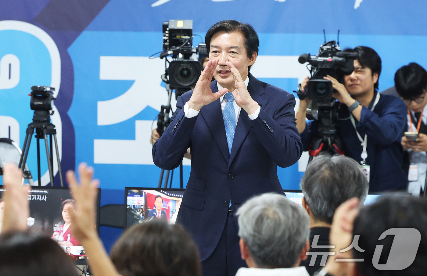 (평택=뉴스1) 김영운 기자 = 조국 조국혁신당 경기 평택시을 국회의원 후보가 3일 오후 경기 평택시 안중읍에 위치한 선거사무소에서 지지자들에게 인사하고 있다. (공동취재) 202 …