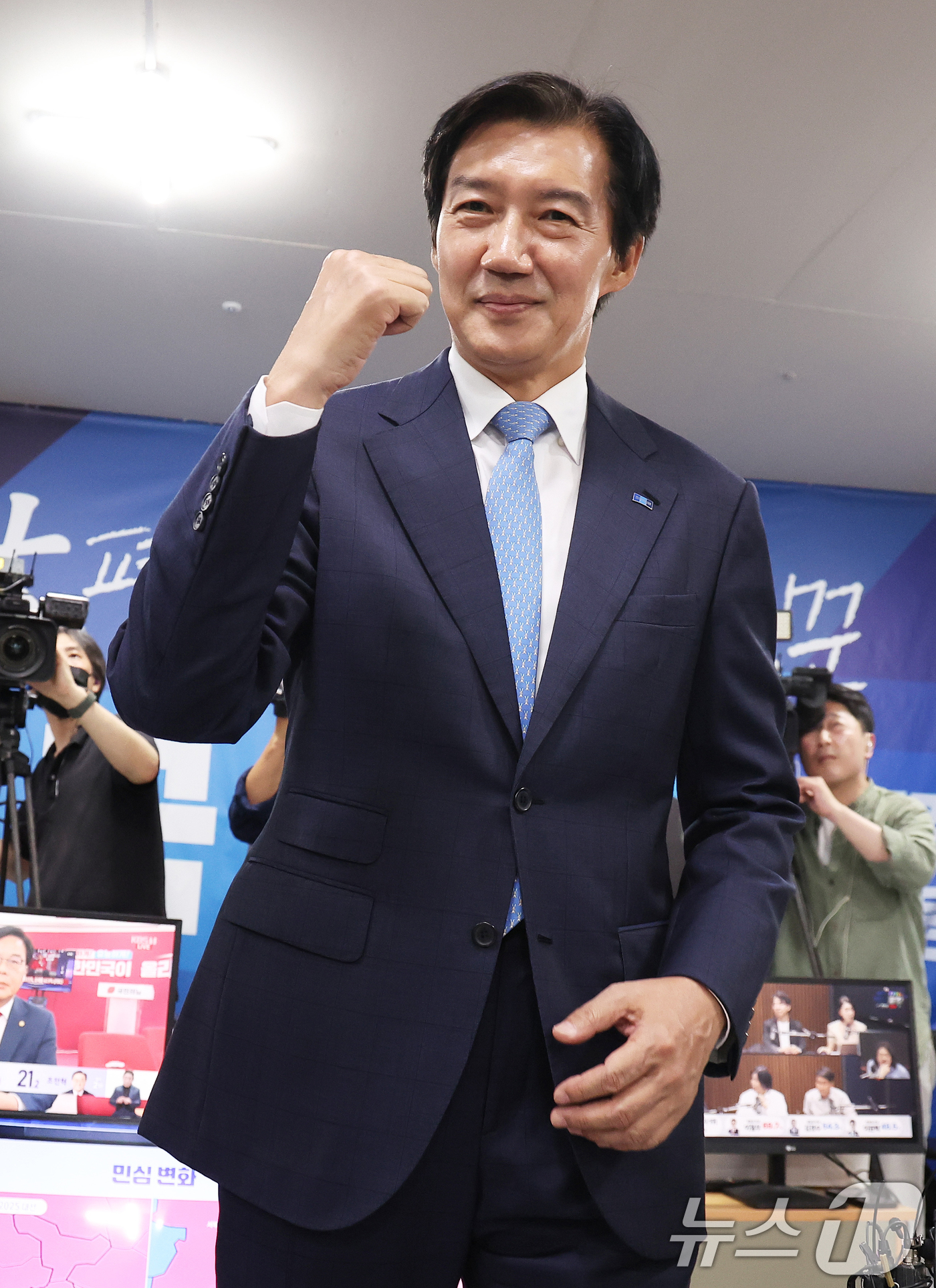 (평택=뉴스1) 김영운 기자 = 조국 조국혁신당 경기 팽택시을 국회의원 후보가 3일 오후 경기 평택시 안중읍에 위치한 선거사무소에서 지지자들에게 인사하고 있다. (공동취재) 202 …