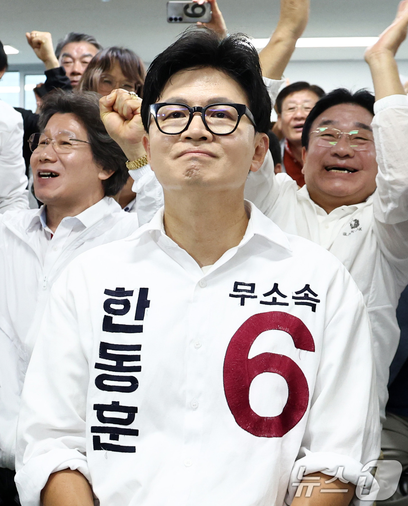 (부산=뉴스1) 최지환 기자 = 한동훈 무소속 부산 북구갑 국회의원 후보가 3일 오후 부산 북구 선거사무소에서 출구조사 결과 발표를 지켜보고 있다. 2026.6.3/뉴스1
